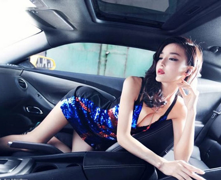 Người đẹp khoe dáng “hot” bên xế hộp