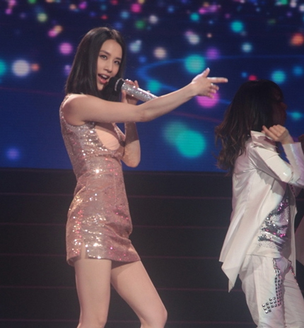 Nữ diễn viên/ca sĩ Huỳnh Thánh Y cũng xuất hiện gợi cảm với váy lấp lánh siêu ngắn.