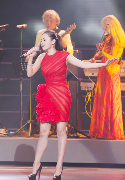 Nữ ca sĩ Jane Zhang, ngôi sao của những bản tình ca da diết Trung Quốc, thật nổi với váy đỏ.