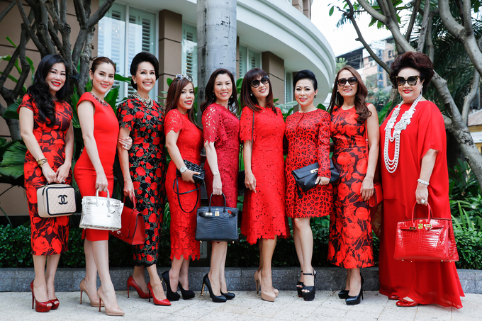 Diễm My, Kiều Khanh cùng diện đầm đỏ đi tiệc