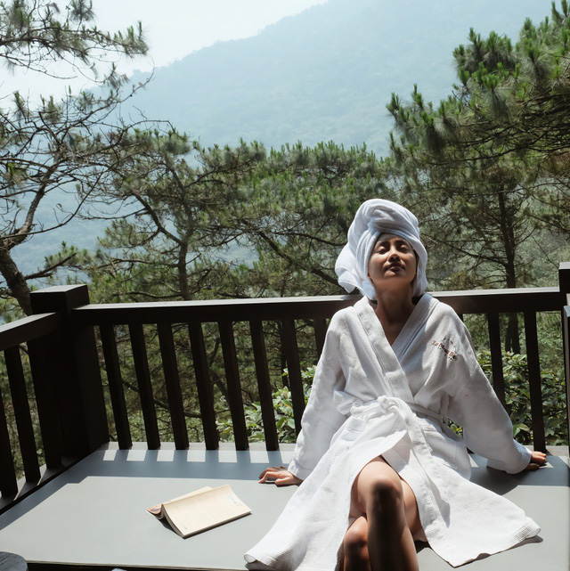 “Khi nằm thảnh thơi nhâm nhi tách trà và đọc một cuốn sách hay giữa không gian thiên nhiên như thế này, tôi bỗng có cảm giác mình giống nhân vật nữ chính trong một bộ phim ngôn tình nào đó”, Quỳnh Chi chia sẻ.