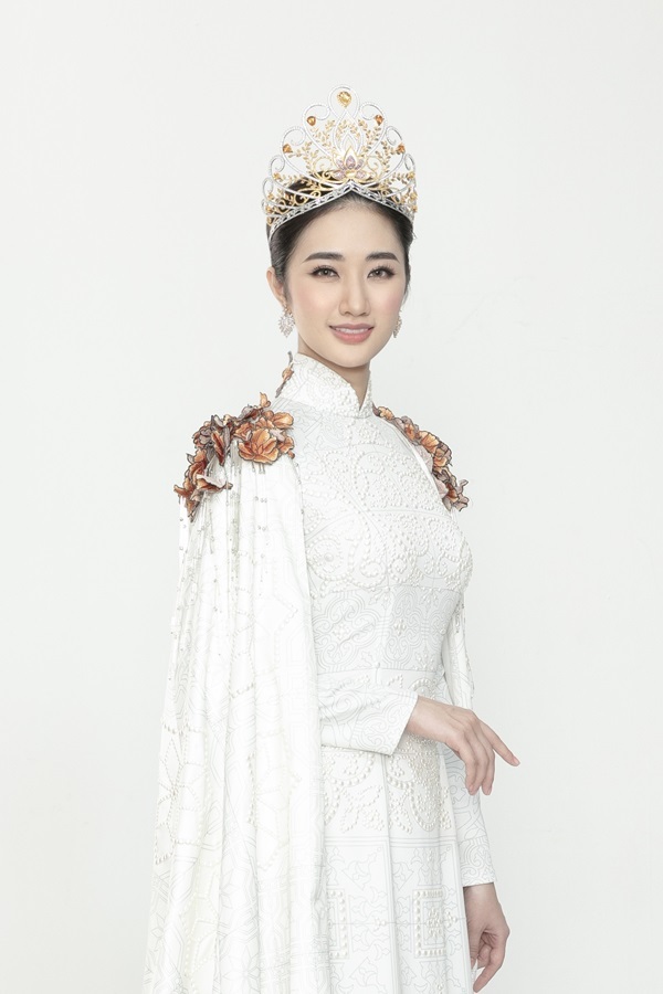 Hoa hậu Thu Ngân diện váy cúp ngực