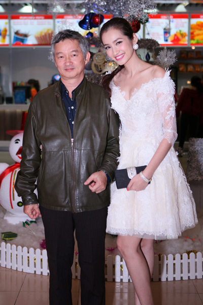 Người đẹp vui vẻ chụp hình với đạo diễn Phi Tiến Sơn.